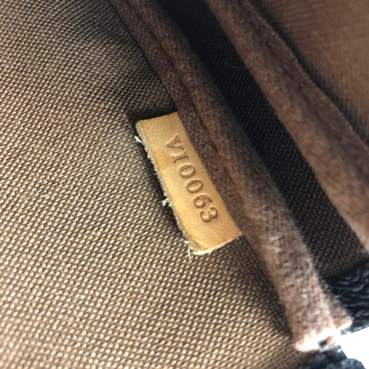 LOUIS VUITTON POCHETTE BAG