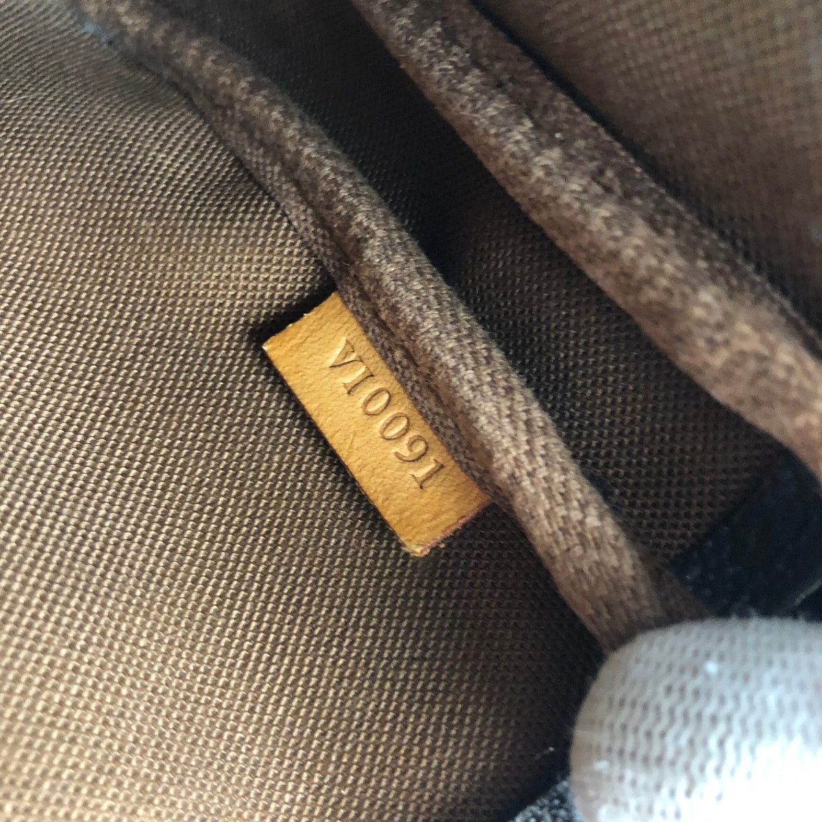 LOUIS VUITTON POCHETTE BAG
