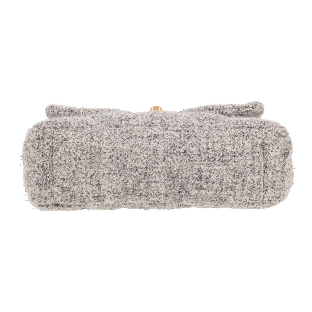 Chanel 19 handbag in grey tweed - DETAIL 1