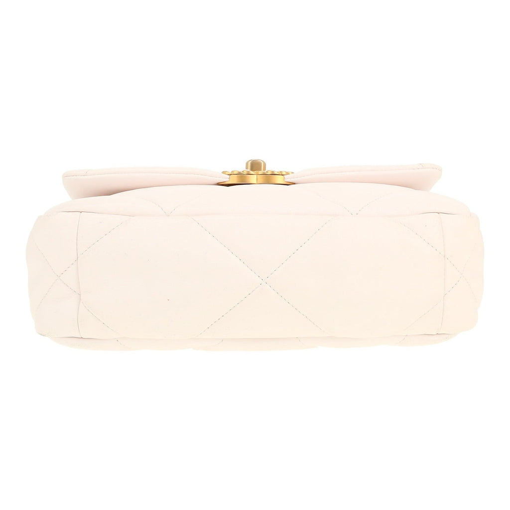 Chanel 19 shoulder bag in white quilted leather - DETAIL 1