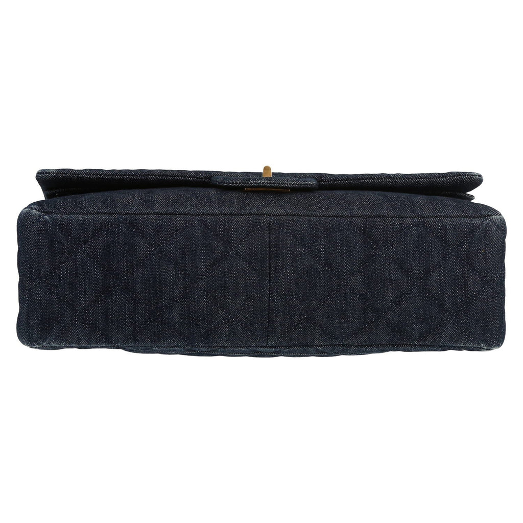 Chanel 2.55 handbag in blue denim canvas - DETAIL 1