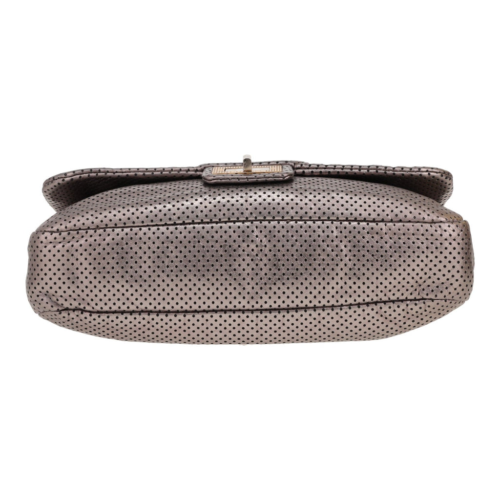 Chanel 2.55 handbag in silver leather - DETAIL 1