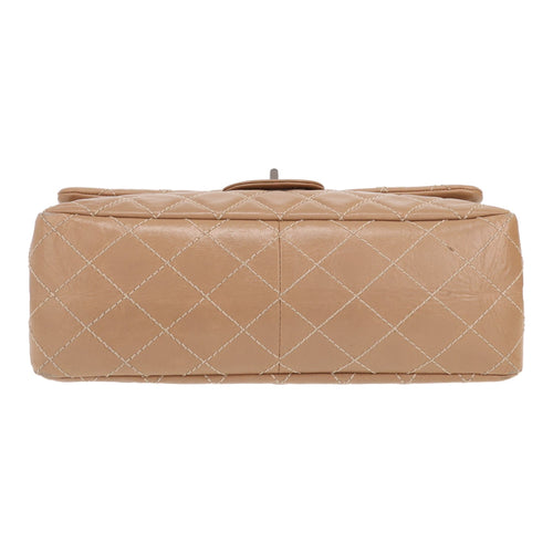 Chanel 2.55 shoulder bag in beige quilted leather - DETAIL 1