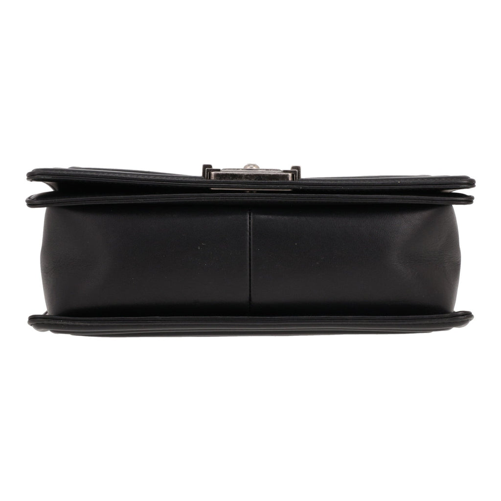 Chanel Boy shoulder bag in black leather - DETAIL 1