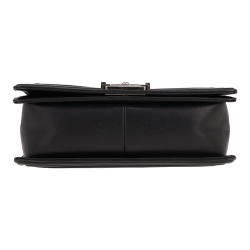 Chanel Boy shoulder bag in black leather - DETAIL 1