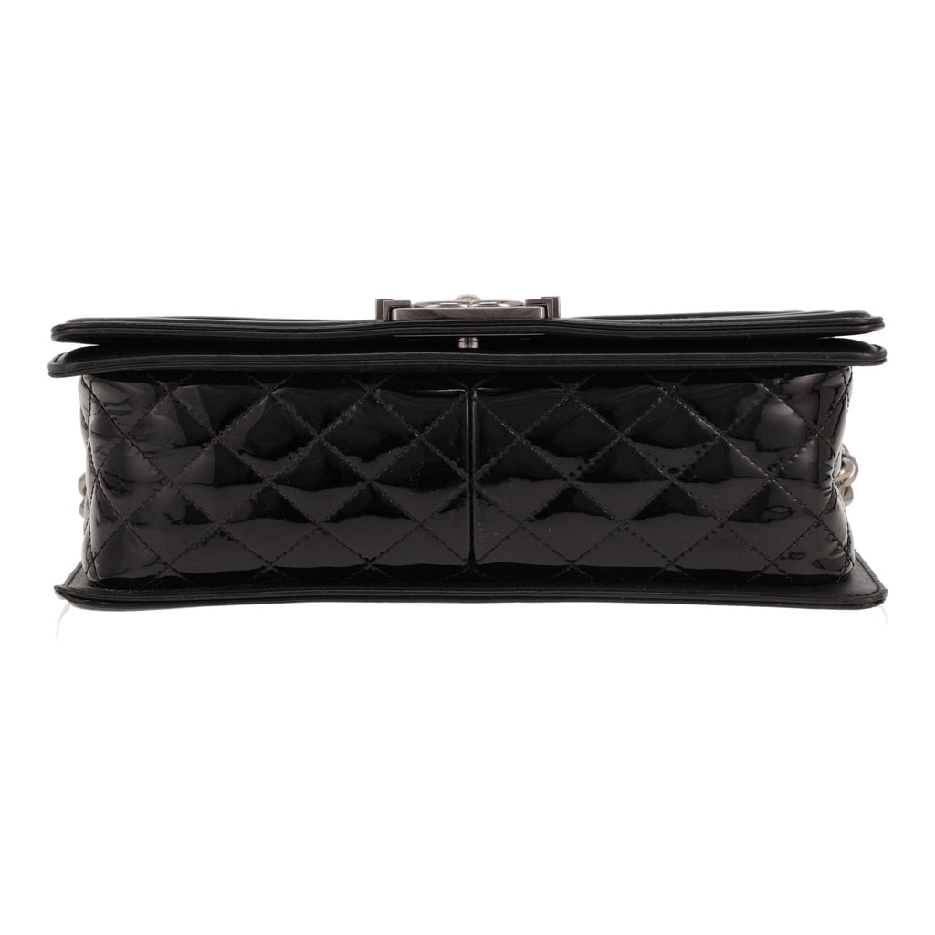 Chanel Boy shoulder bag in black patent leather - DETAIL 1