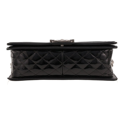 Chanel Boy shoulder bag in black patent leather - DETAIL 1