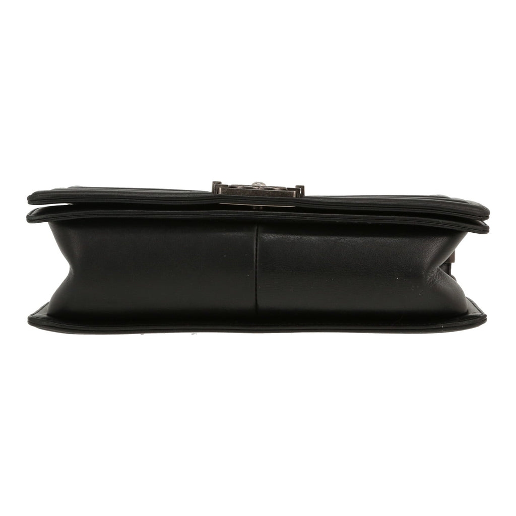 Chanel Boy shoulder bag in black quilted leather - DETAIL 1