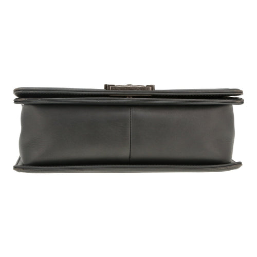 Chanel Boy shoulder bag in grey metallic quilted leather - DETAIL 1