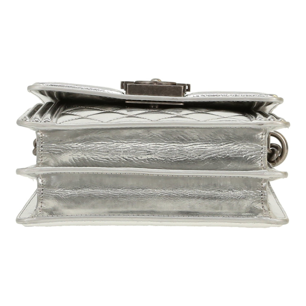 Chanel Boy shoulder bag in silver patent quilted leather - DETAIL 1