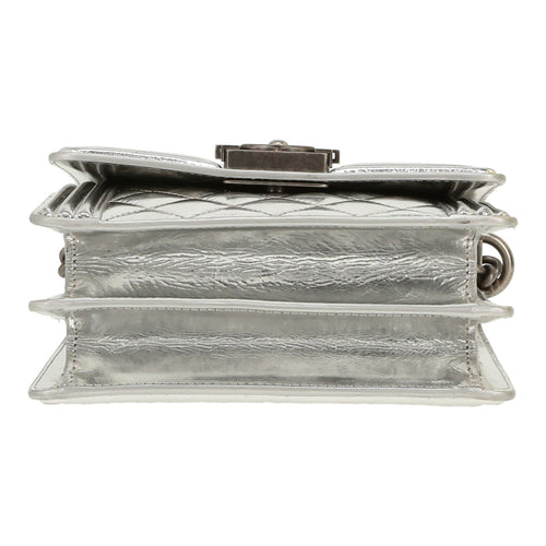 Chanel Boy shoulder bag in silver patent quilted leather - DETAIL 1