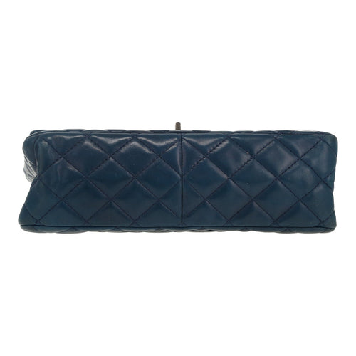 Chanel 2.55 handbag in navy blue quilted leather - DETAIL 1