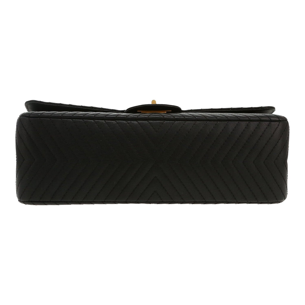 Chanel 2.55 shoulder bag in black chevron quilted leather - DETAIL 1