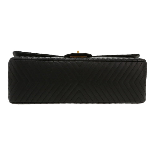 Chanel 2.55 shoulder bag in black chevron quilted leather - DETAIL 1