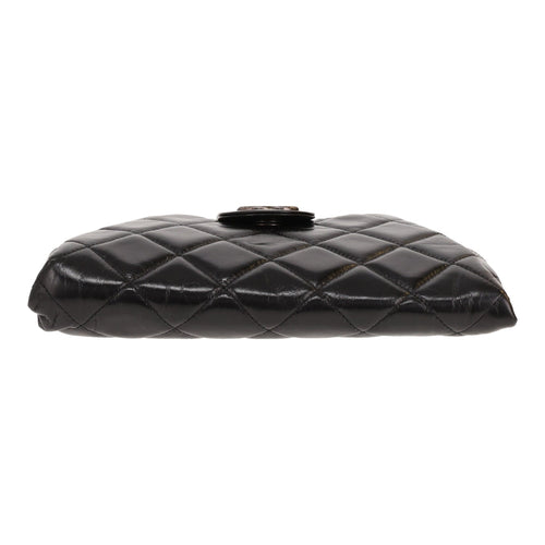 Chanel clutch bag in black distressed leather - DETAIL 1