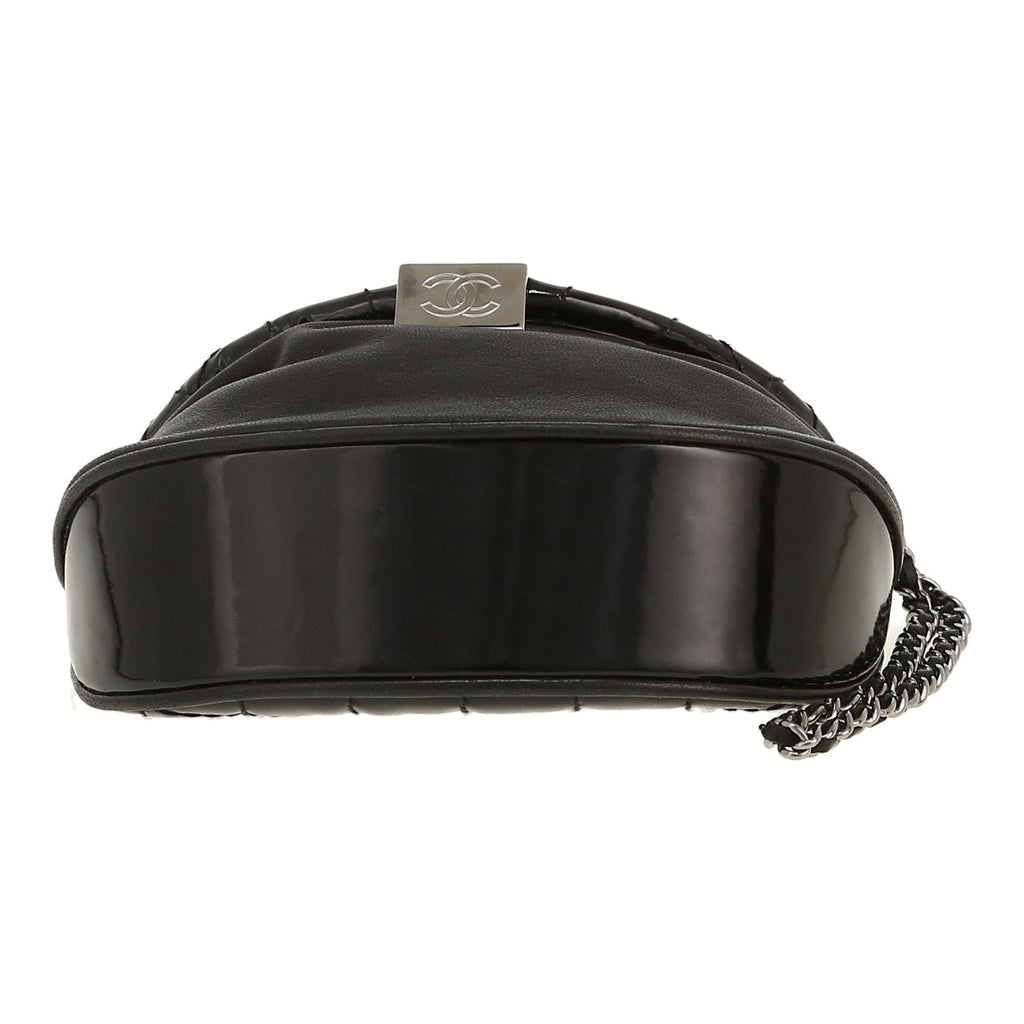 Chanel Editions Limitées clutch in black patent quilted leather and black leather - DETAIL 1
