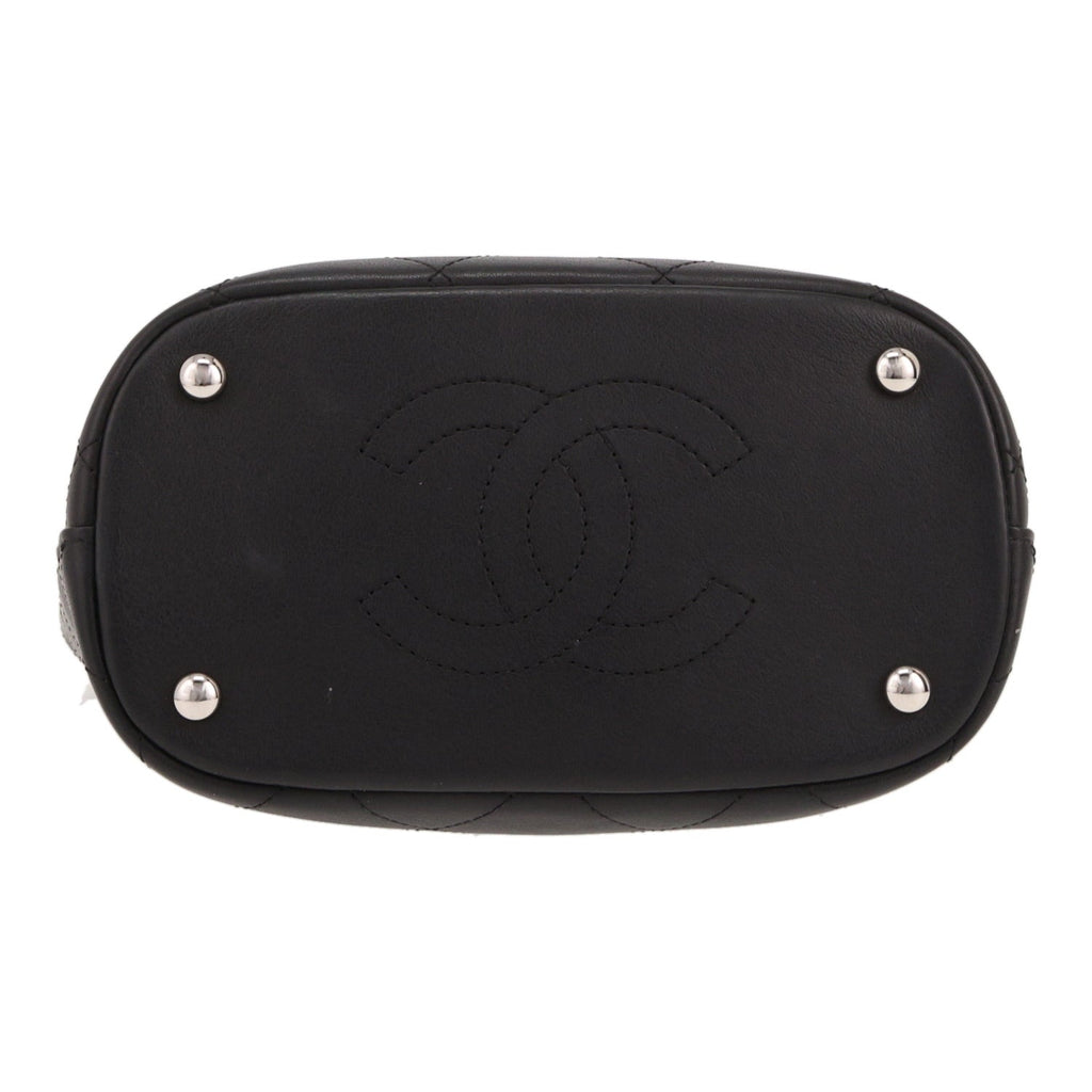 Chanel handbag in black quilted leather - DETAIL 1