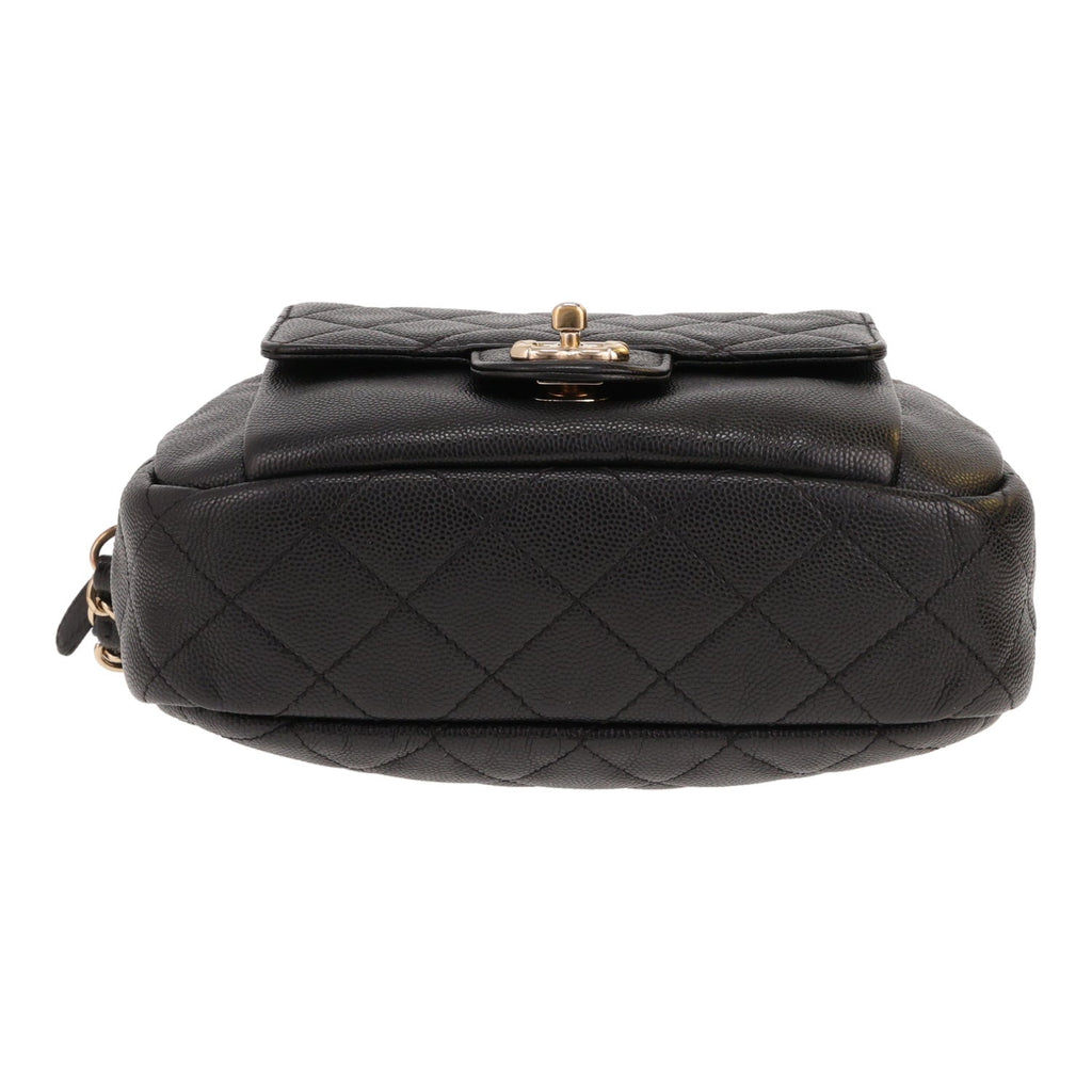 Chanel shoulder bag in black quilted grained leather - DETAIL 1