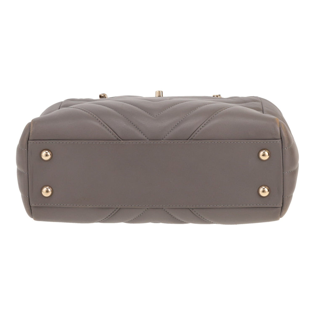 Chanel Statement Tote small model handbag in grey chevron quilted leather - DETAIL 1