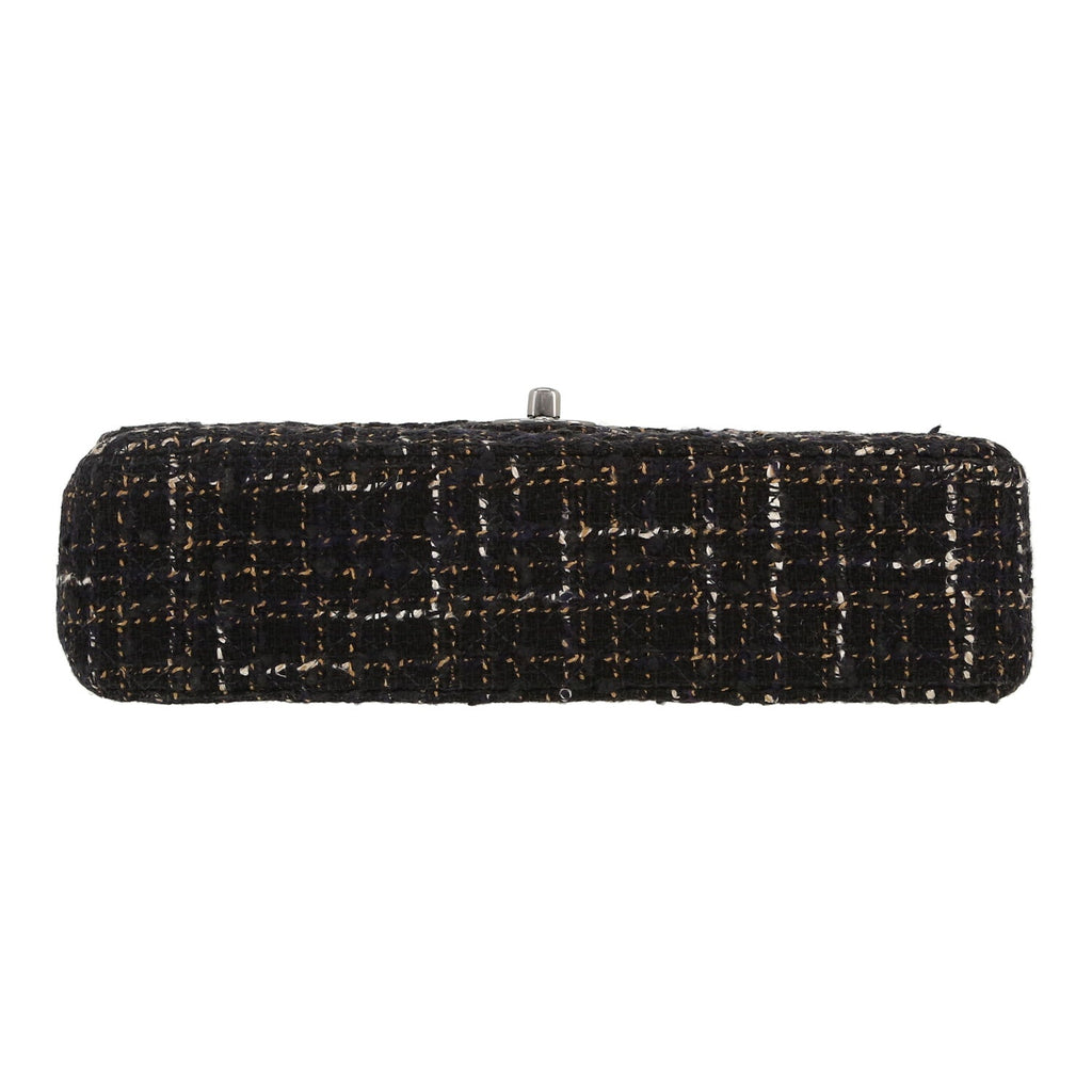 Chanel Timeless Classic handbag in black and cream color quilted tweed and cream color leather - DETAIL 1