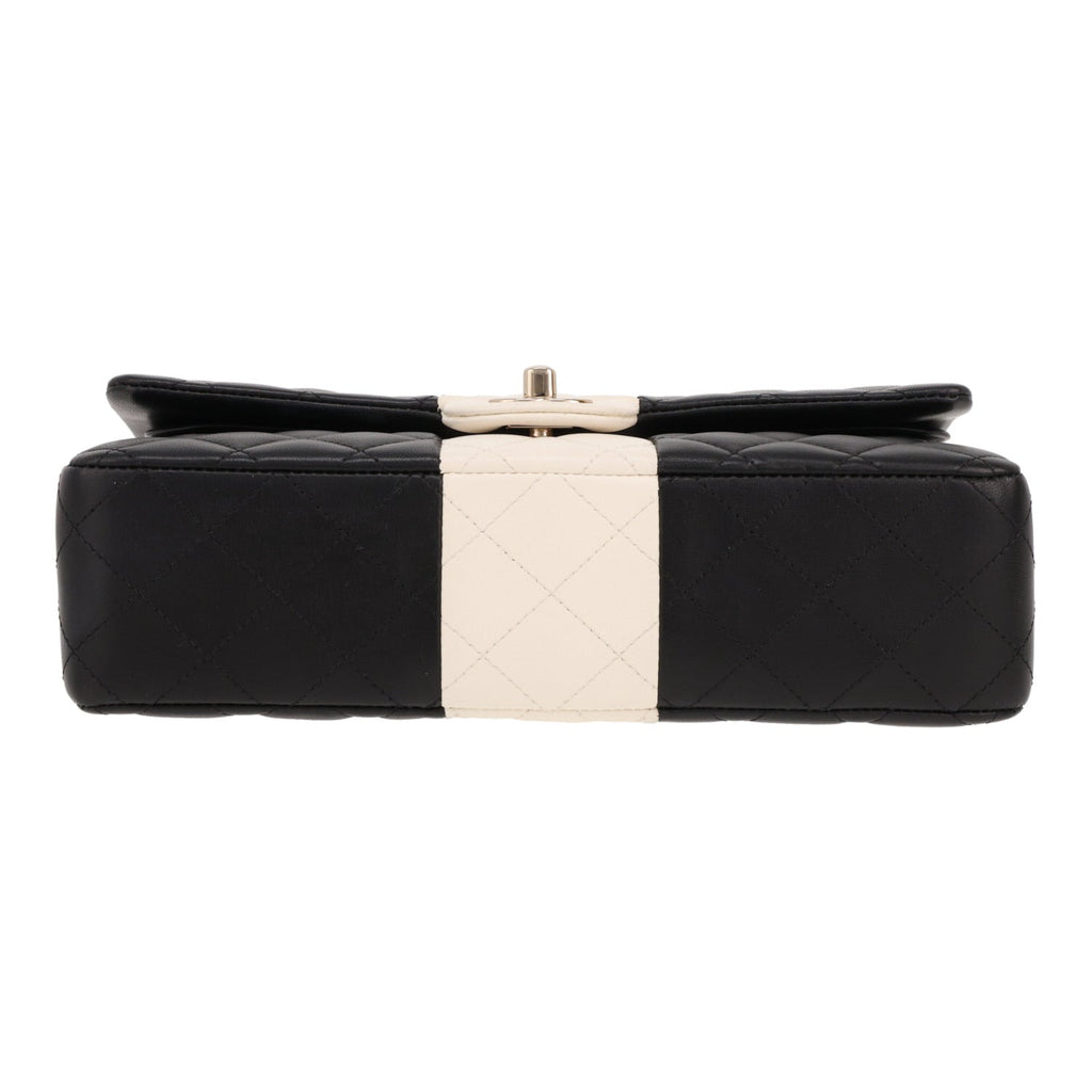 Chanel Timeless Classic handbag in black and white quilted leather - DETAIL 1