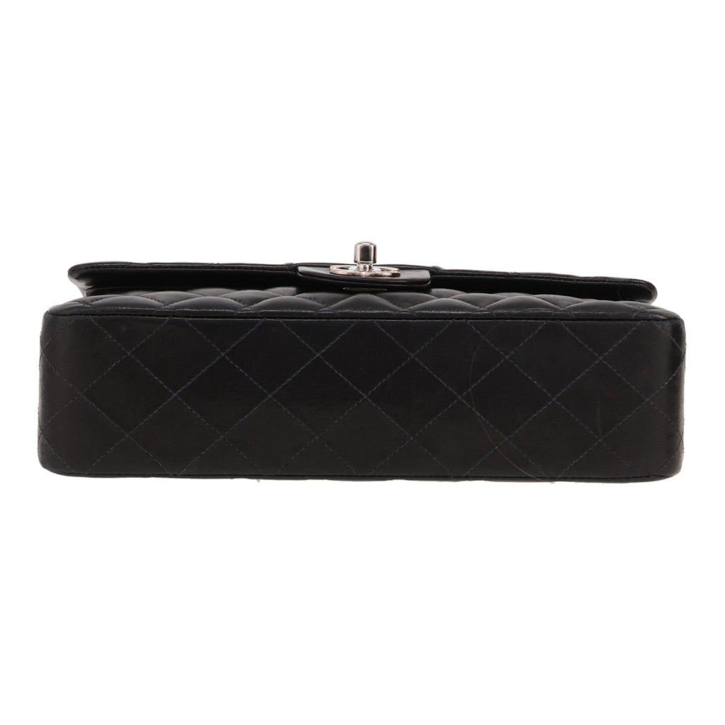 Chanel Timeless Classic handbag in black quilted leather - DETAIL 1