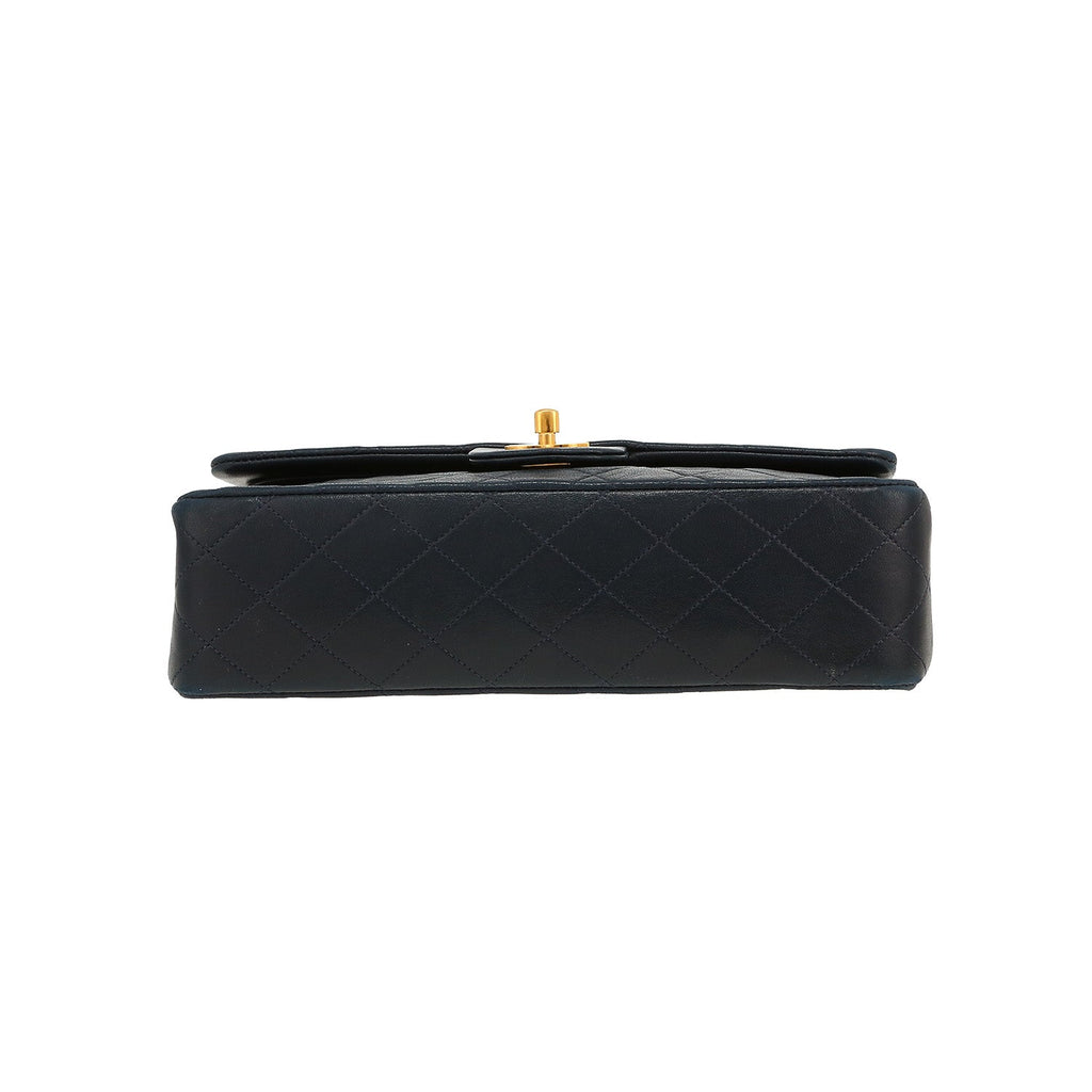 Chanel Timeless Classic handbag in navy blue quilted leather - DETAIL 1