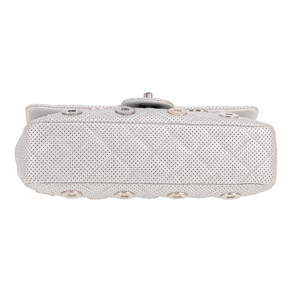 Chanel Timeless handbag in silver quilted leather - DETAIL 1