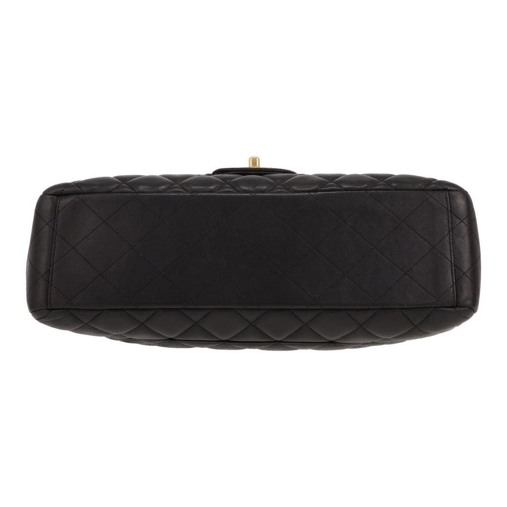 Chanel Timeless Maxi Jumbo shoulder bag in black quilted leather - DETAIL 1