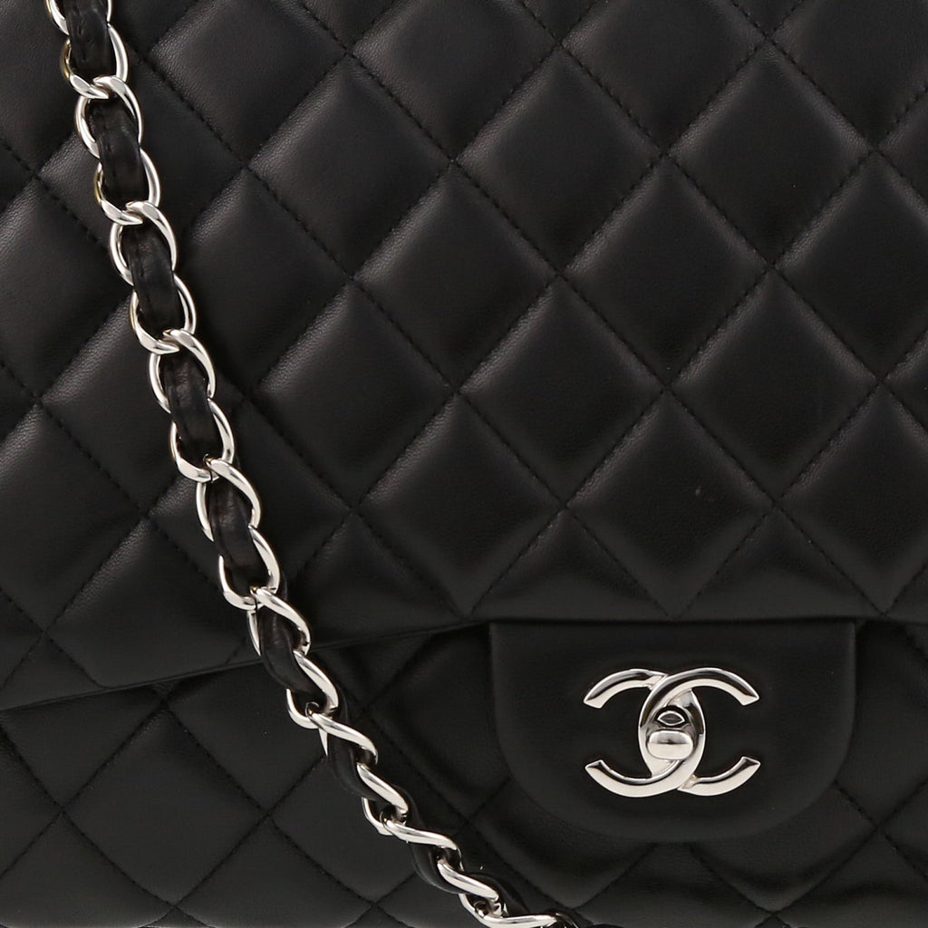 Chanel Timeless Maxi Jumbo shoulder bag in black quilted leather - DETAIL 1