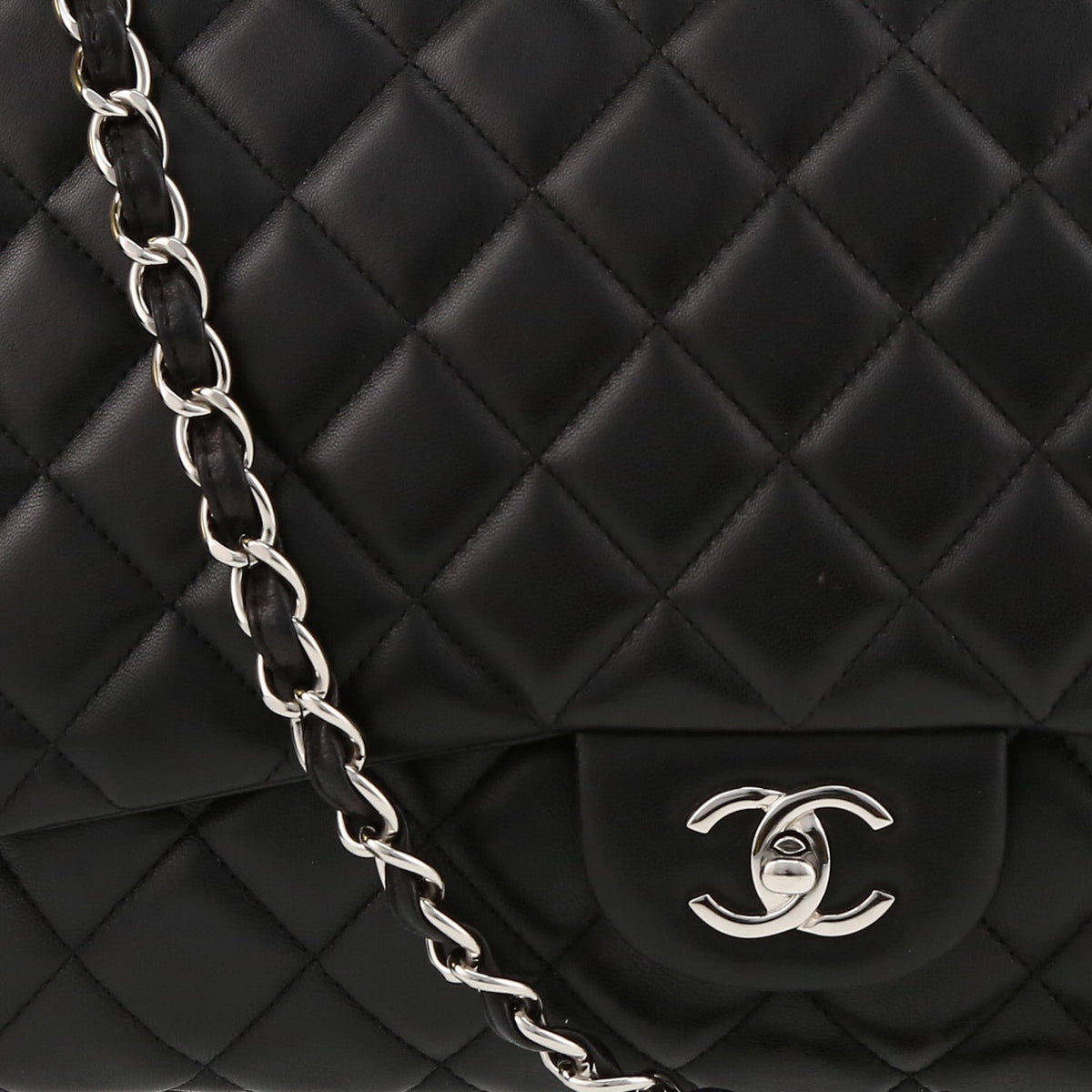 Chanel Timeless Maxi Jumbo shoulder bag in black quilted leather - DETAIL 1
