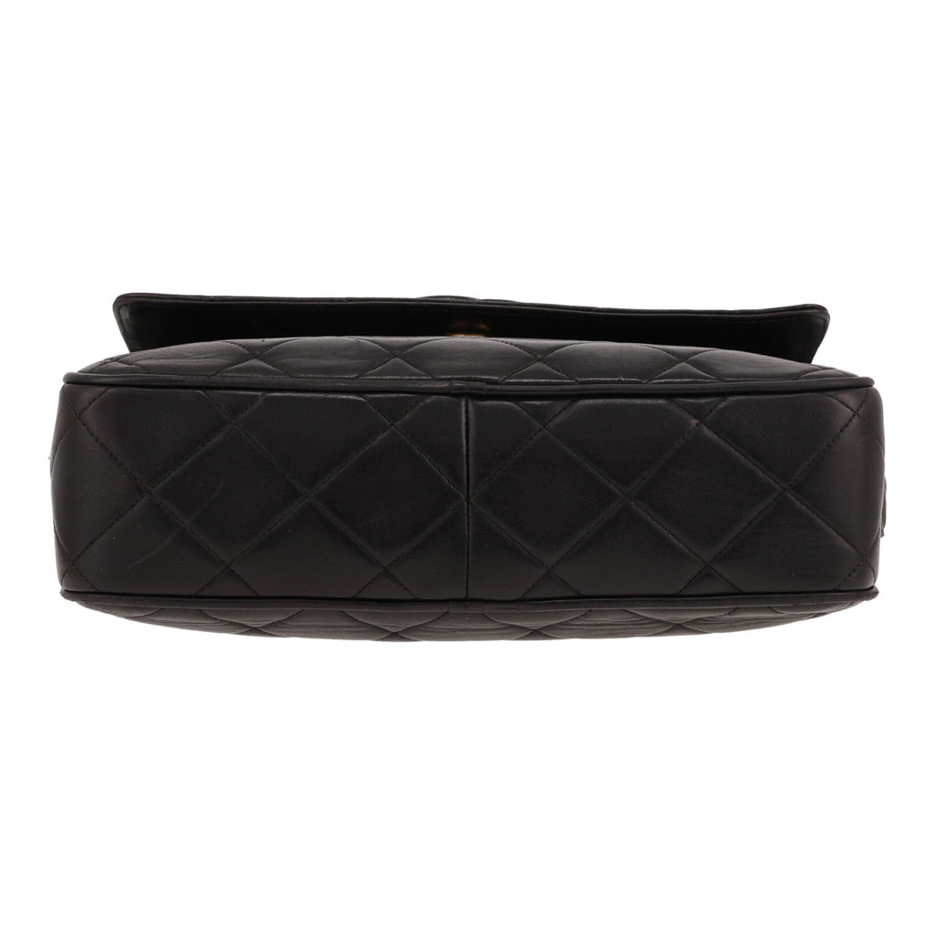 Vintage Chanel shoulder bag in black quilted leather - DETAIL 1