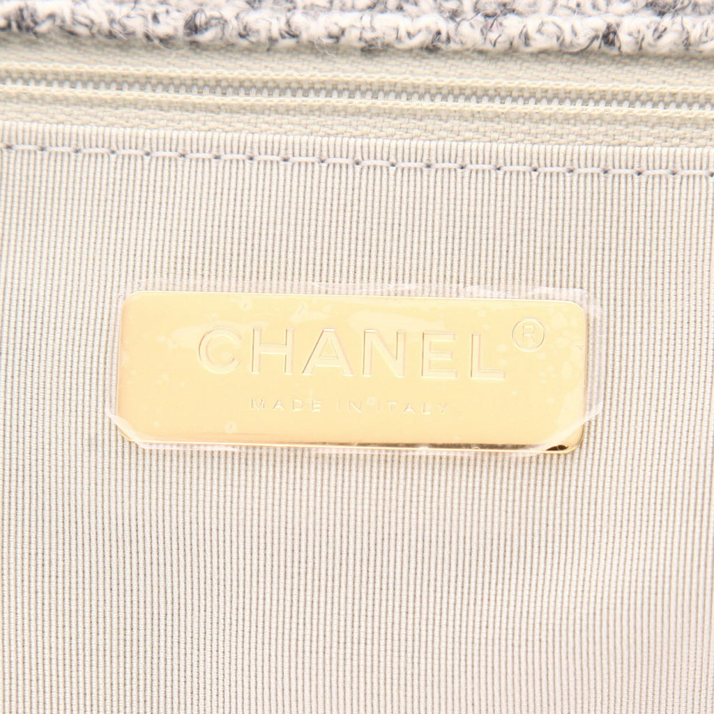 Chanel 19 handbag in grey tweed - DETAIL 2