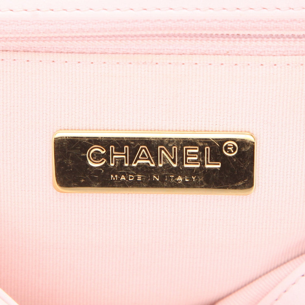 Chanel 19 handbag in pink quilted leather - DETAIL 2