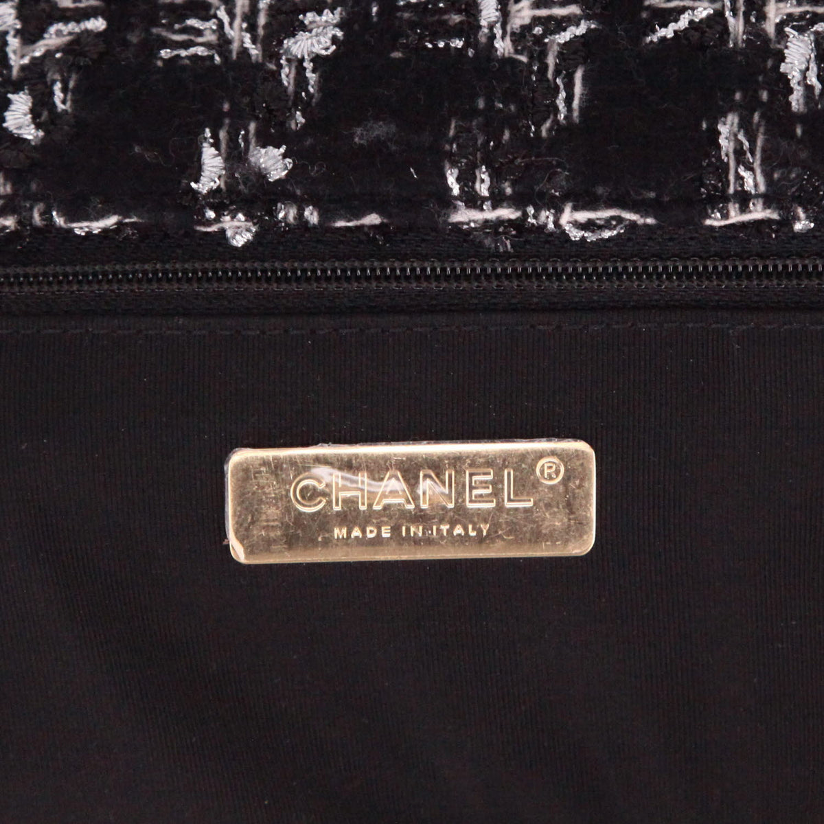 Chanel 19 shoulder bag in black and grey tweed - DETAIL 2