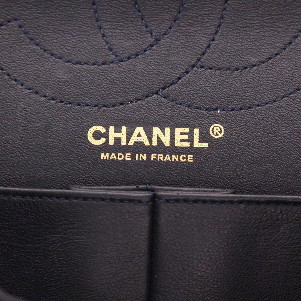 Chanel 2.55 large model handbag in navy blue quilted canvas - DETAIL 2