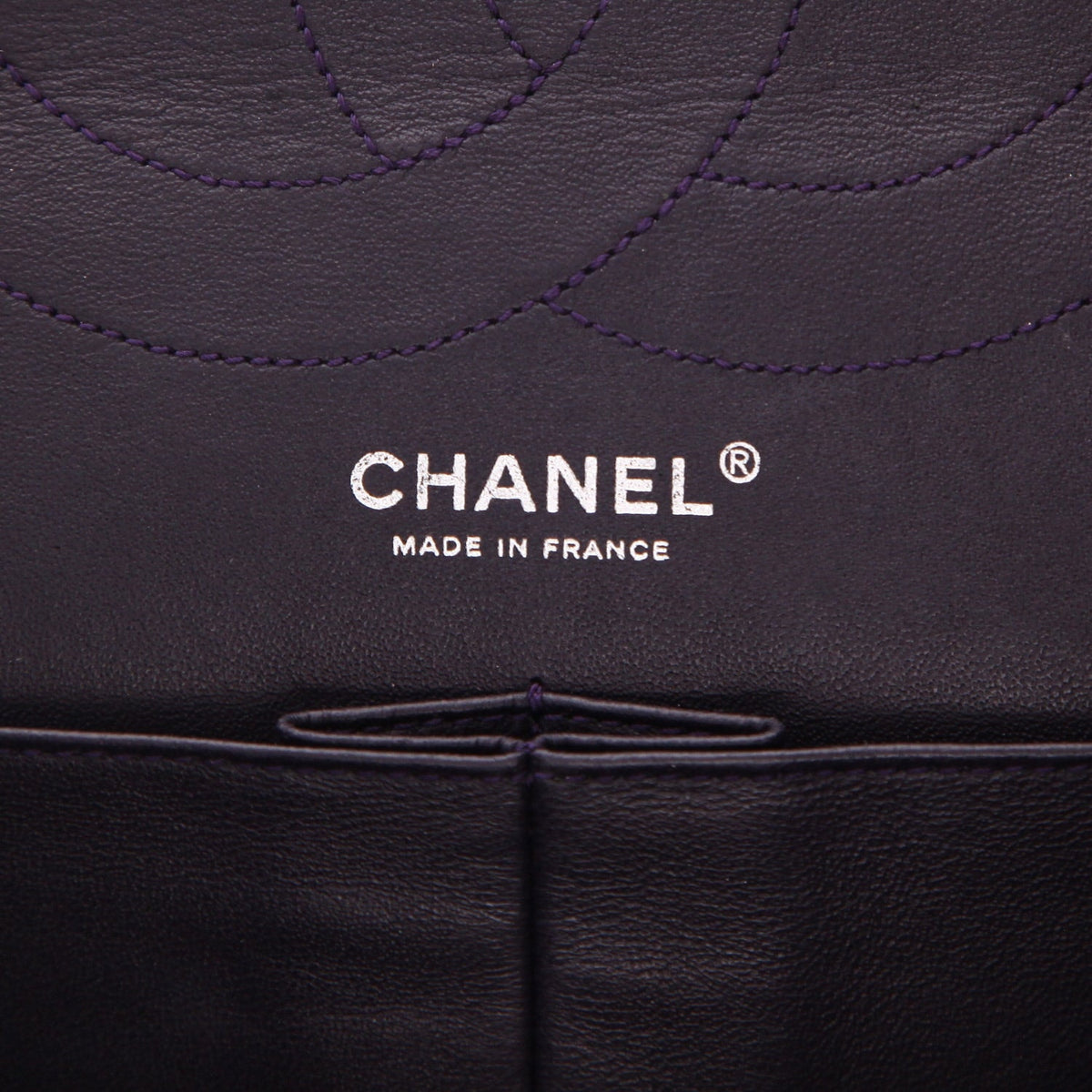 Chanel 2.55 shoulder bag in purple quilted leather - DETAIL 2