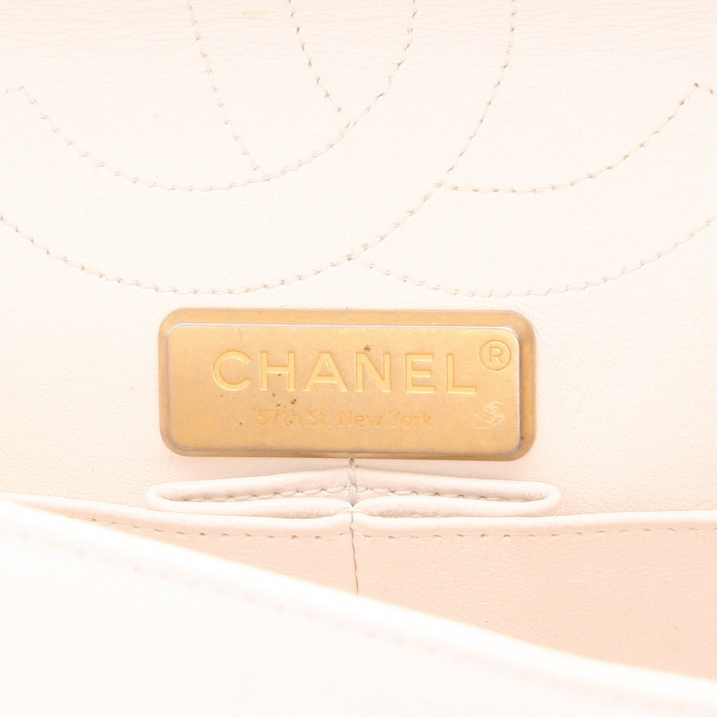 Chanel 2.55 shoulder bag in white quilted leather - DETAIL 2