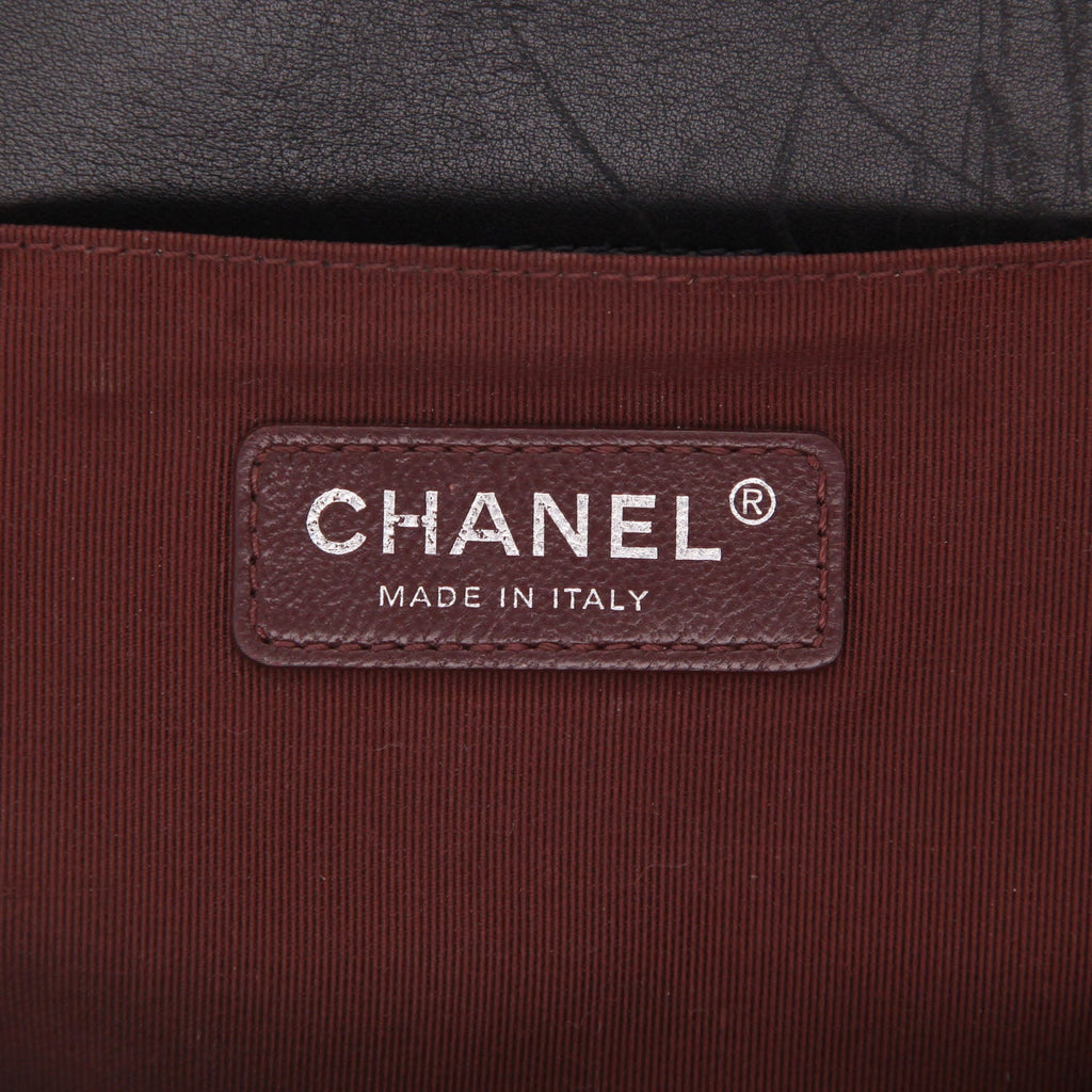 Chanel Boy shoulder bag in black leather - DETAIL 2