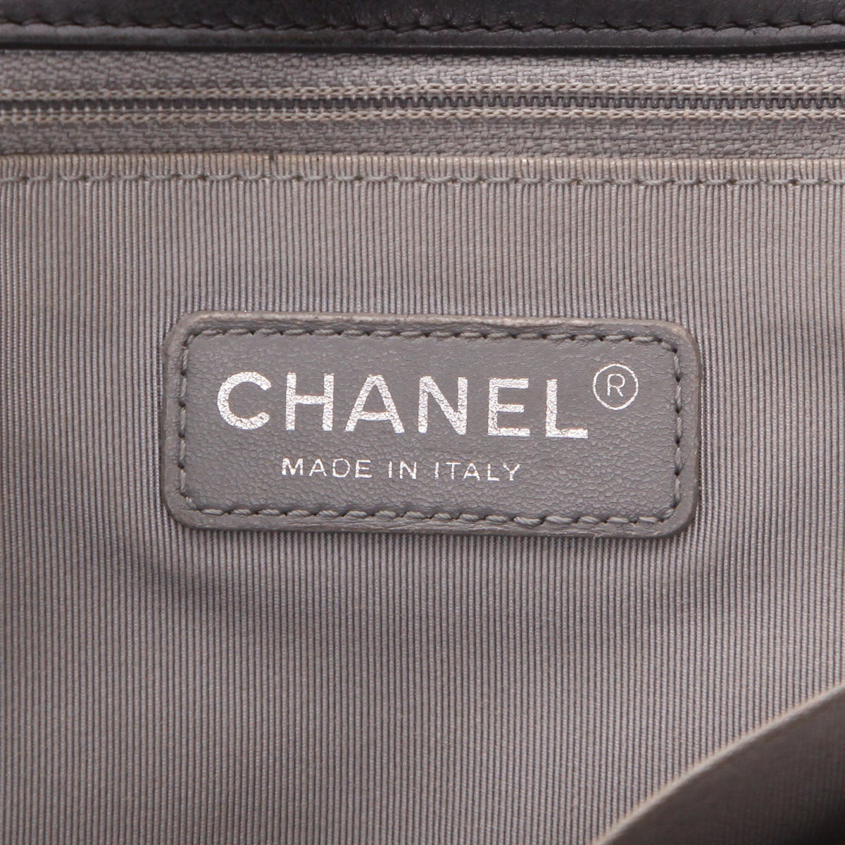 Chanel Boy large model shoulder bag in black leather - DETAIL 2