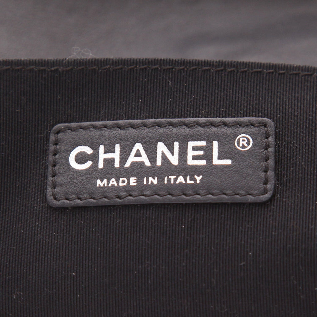 Chanel Boy shoulder bag in black patent leather - DETAIL 2
