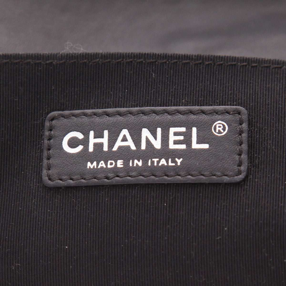 Chanel Boy shoulder bag in black patent leather - DETAIL 2