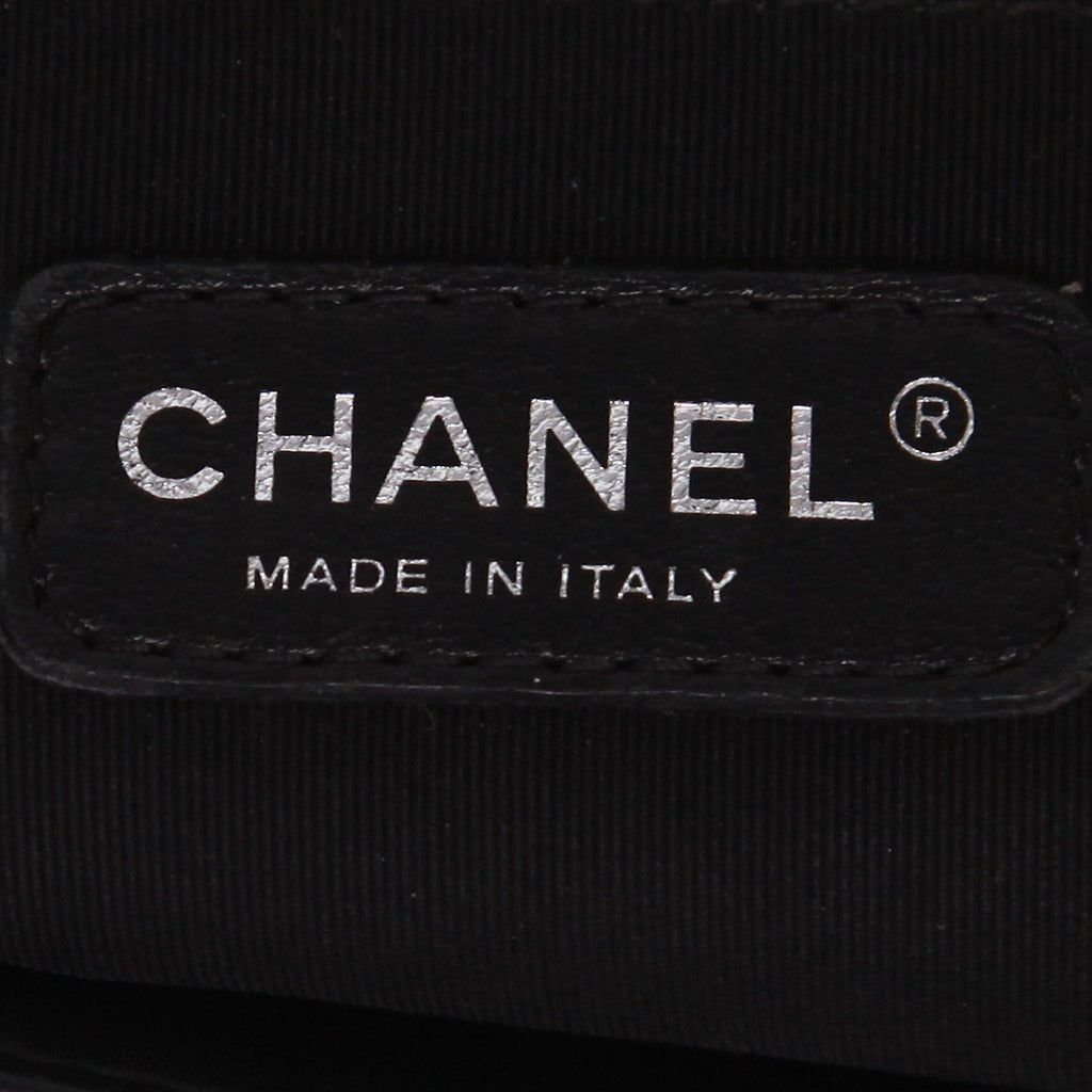 Chanel Boy shoulder bag in black quilted leather - DETAIL 2