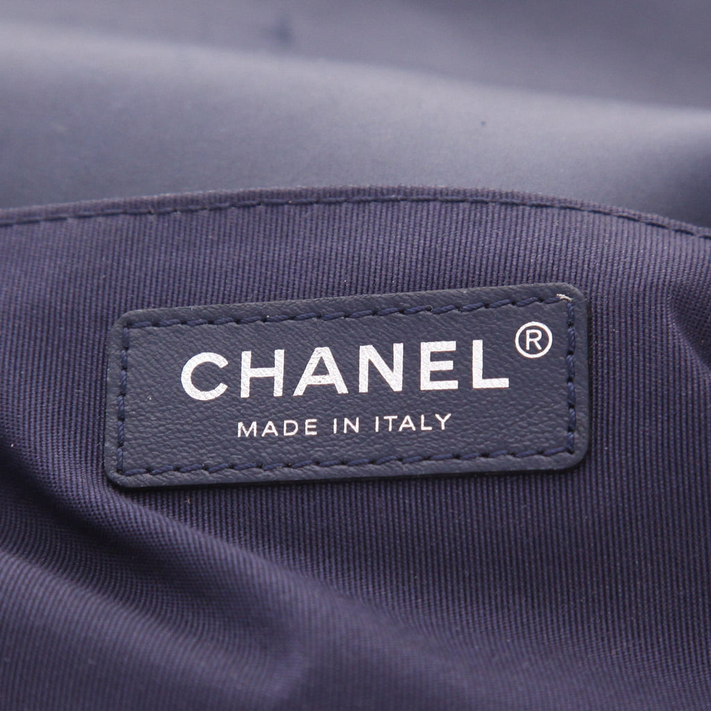 Chanel Boy shoulder bag in blue leather - DETAIL 2