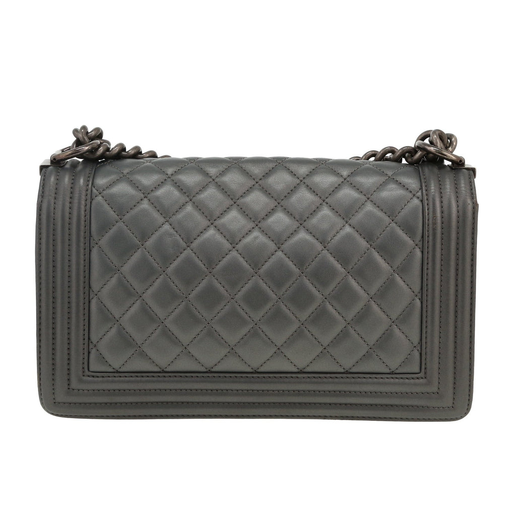 Chanel Boy shoulder bag in grey metallic quilted leather - DETAIL 2