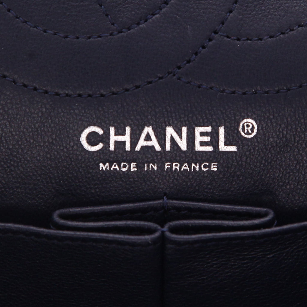 Chanel 2.55 handbag in navy blue quilted leather - DETAIL 2