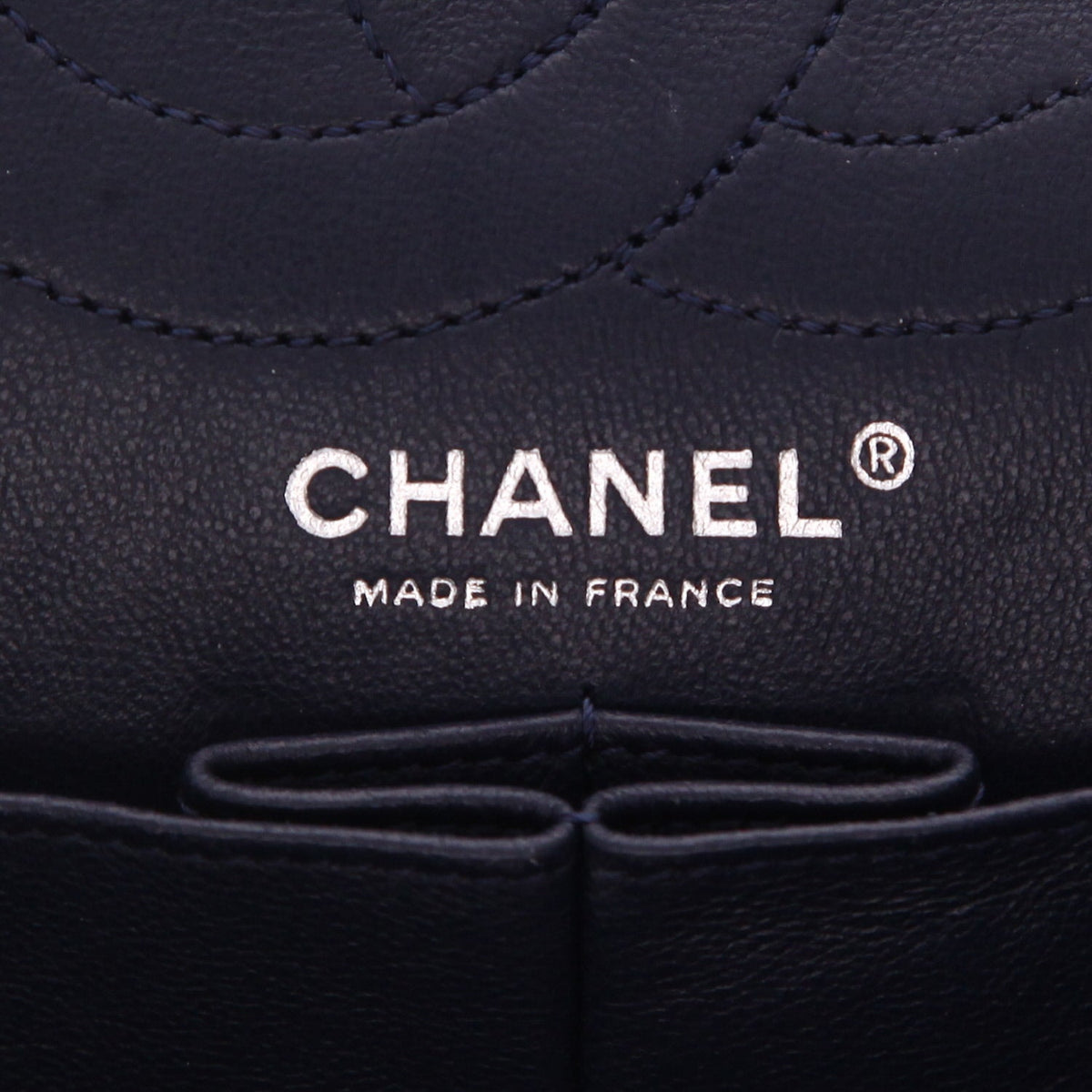 Chanel 2.55 handbag in navy blue quilted leather - DETAIL 2