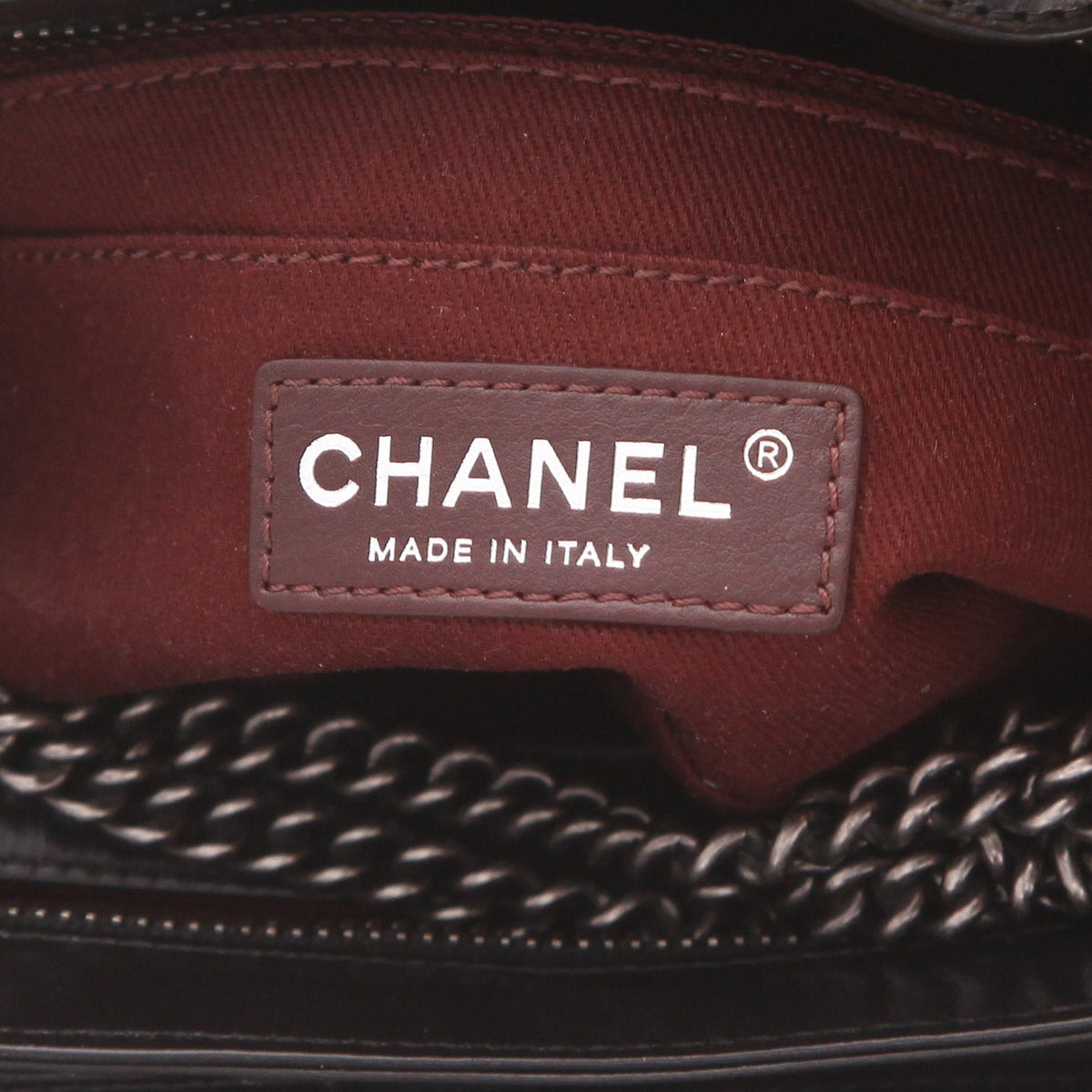 Chanel clutch bag in black distressed leather - DETAIL 2