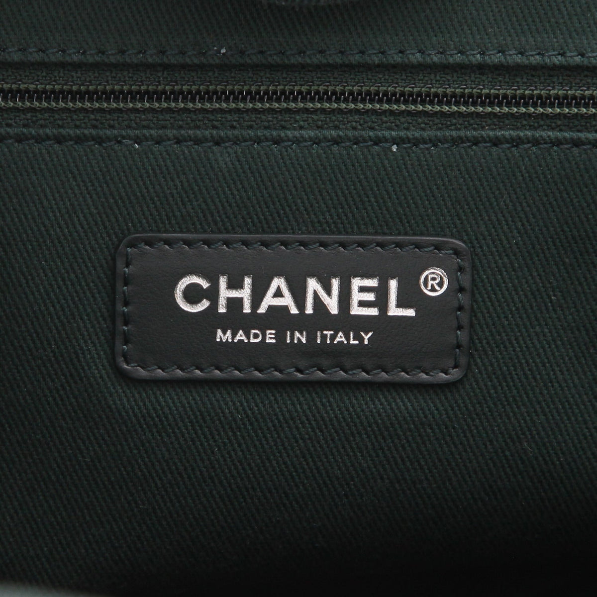 Chanel Deauville shopping bag in green canvas and green leather - DETAIL 2