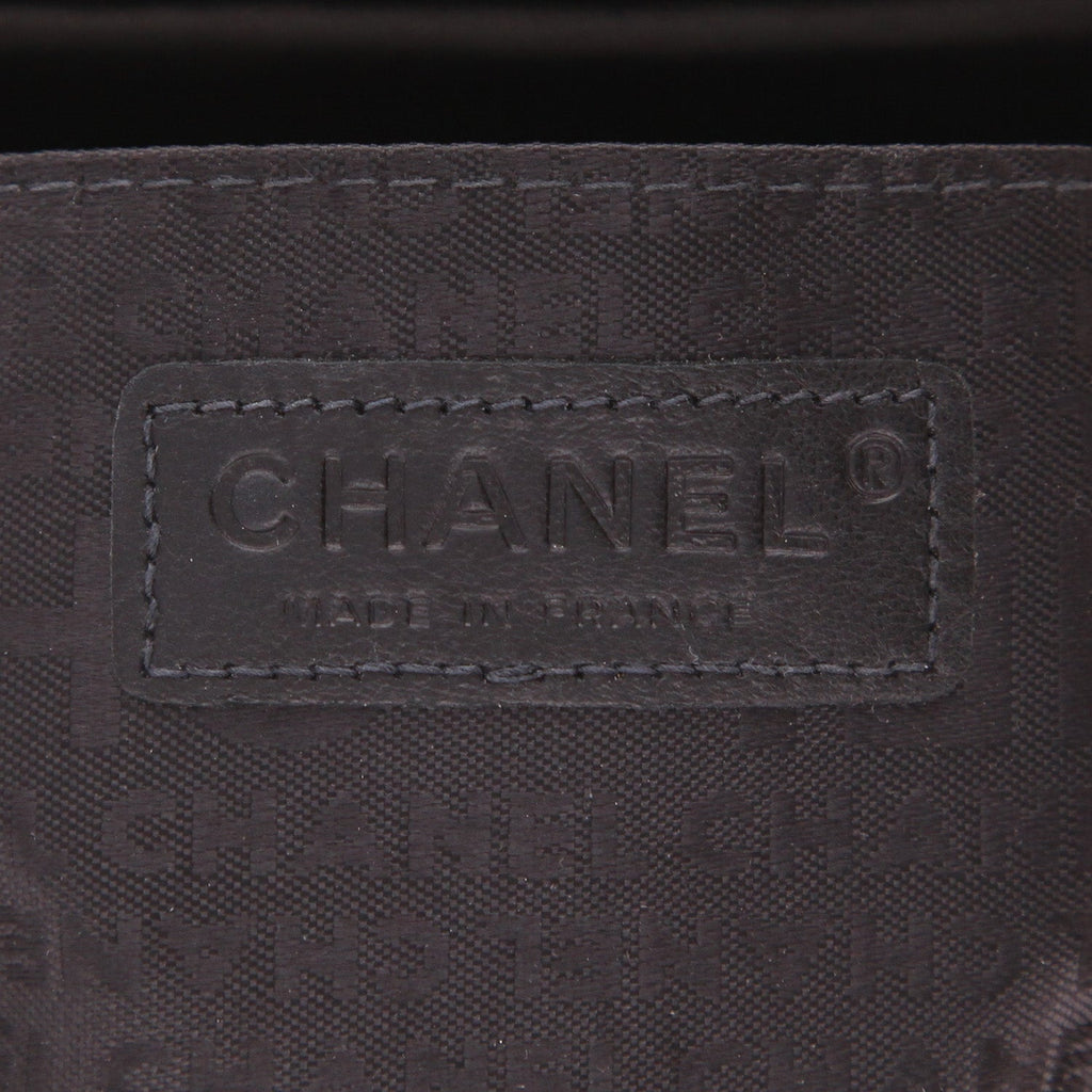Chanel Editions Limitées clutch in black patent quilted leather and black leather - DETAIL 2